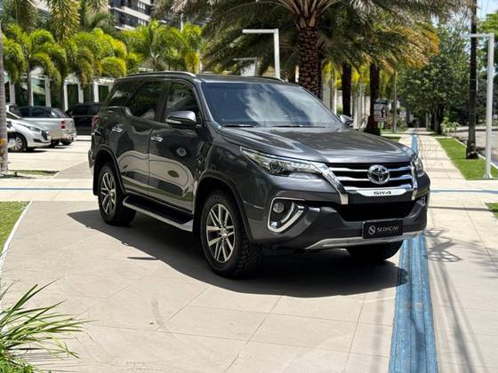 TOYOTA HILUX SW4 2.8 SRX 4X4 7 LUGARES 16V TURBO INTERCOOLER DIESEL 4P AUTOMÁTICO